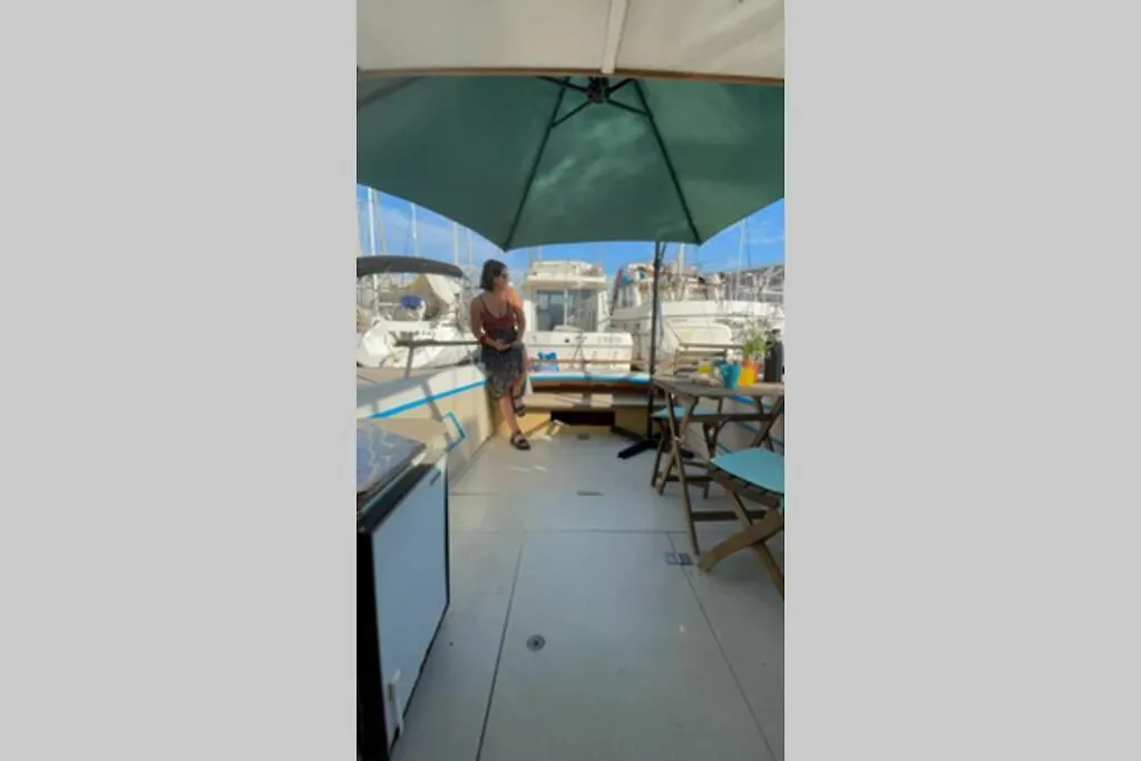 מלון סנט אדריה דה בסוס Beautiful 70S Vintage Yacht Boat In Barcelona ספינת מלון