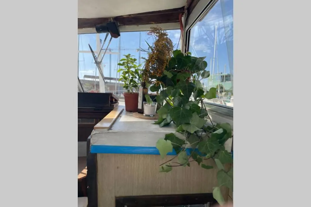 מלון סנט אדריה דה בסוס Beautiful 70S Vintage Yacht Boat In Barcelona ספינת מלון