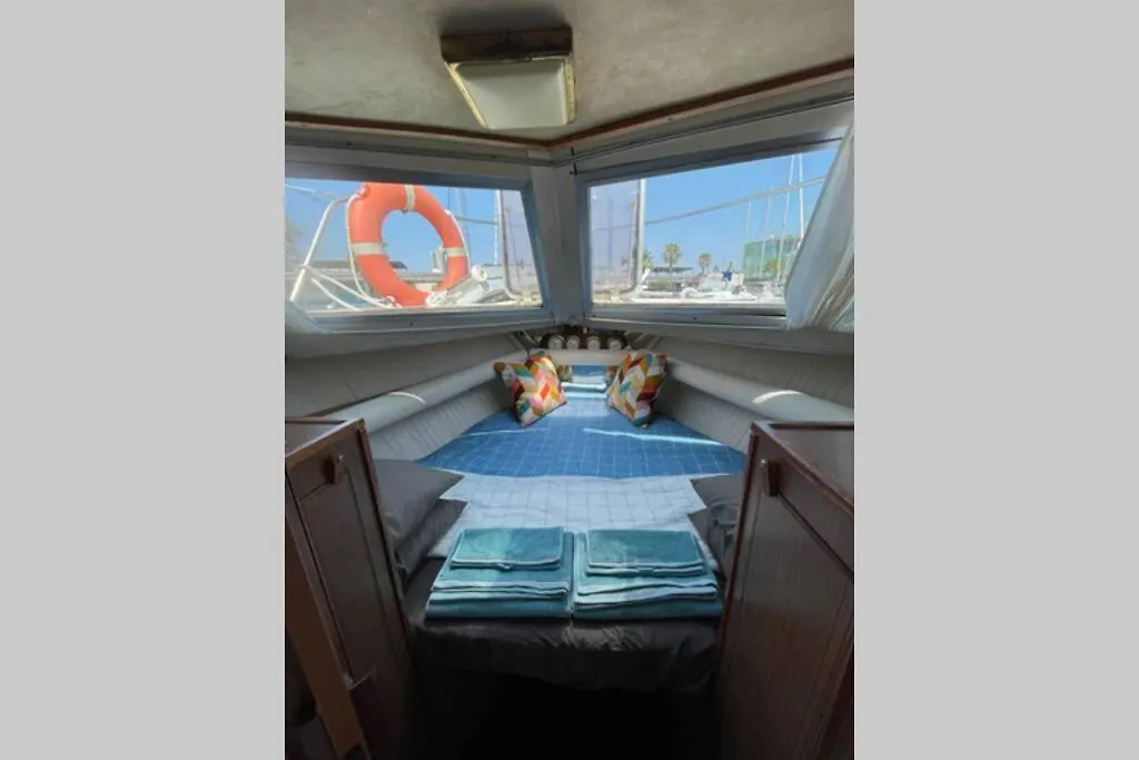 船上ホテル ホテル Beautiful 70S Vintage Yacht Boat In Barcelona サン・アドリア・デ・ベソス スペイン