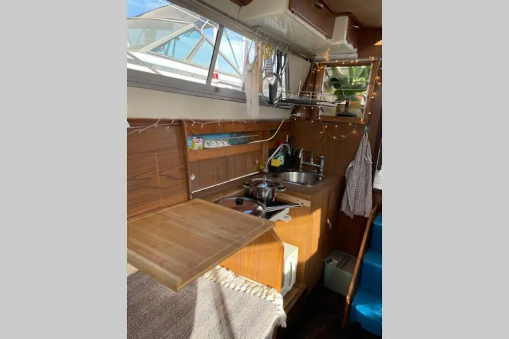 ホテル Beautiful 70S Vintage Yacht Boat In Barcelona サン・アドリア・デ・ベソス 0*,  スペイン
