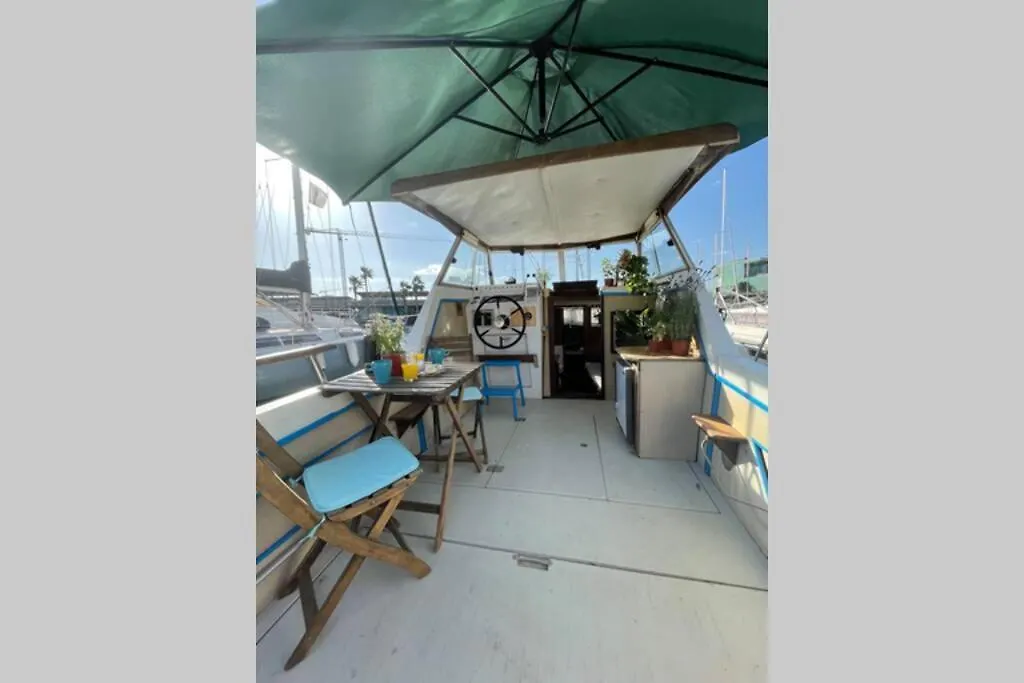 ホテル Beautiful 70S Vintage Yacht Boat In Barcelona サン・アドリア・デ・ベソス 0*,  スペイン