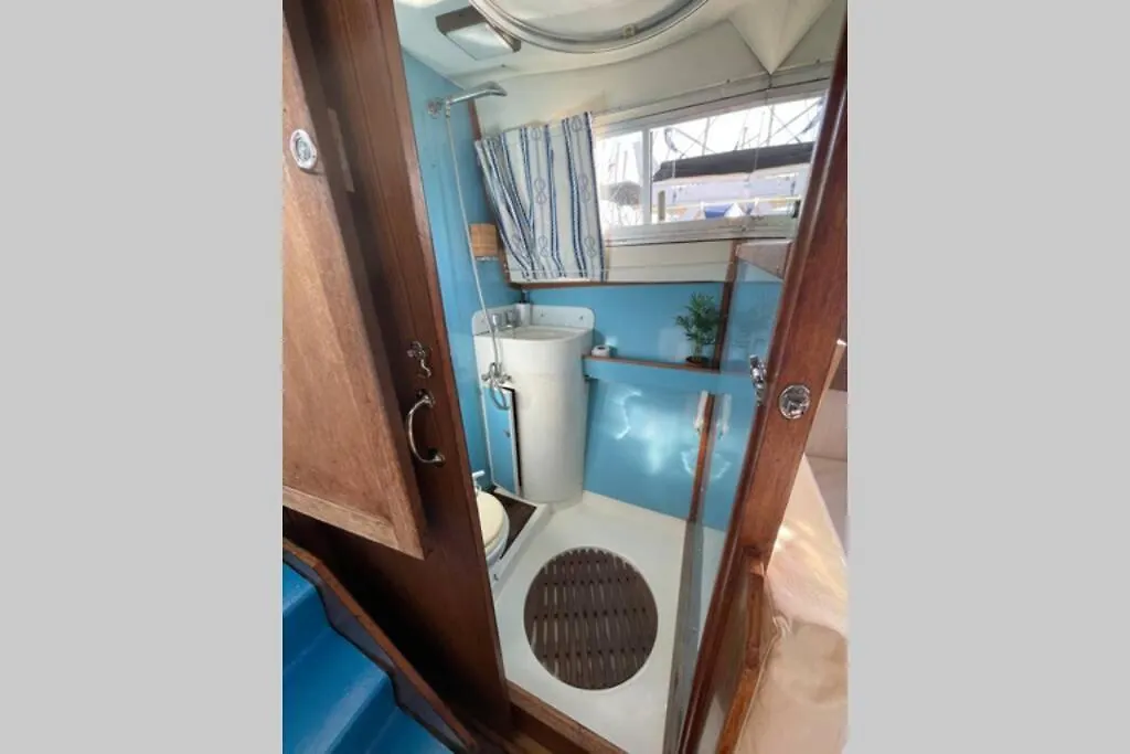船上ホテル ホテル Beautiful 70S Vintage Yacht Boat In Barcelona サン・アドリア・デ・ベソス